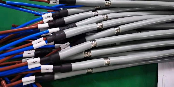 成套廠的二次線下線自動化設(shè)備之全自動套號碼管端子機(jī)