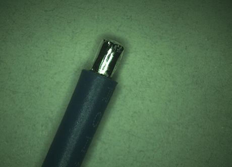 AWG28#顯微鏡下放大效果，沾錫端線徑很圓，不呈扁狀，線頭平整無錫尖