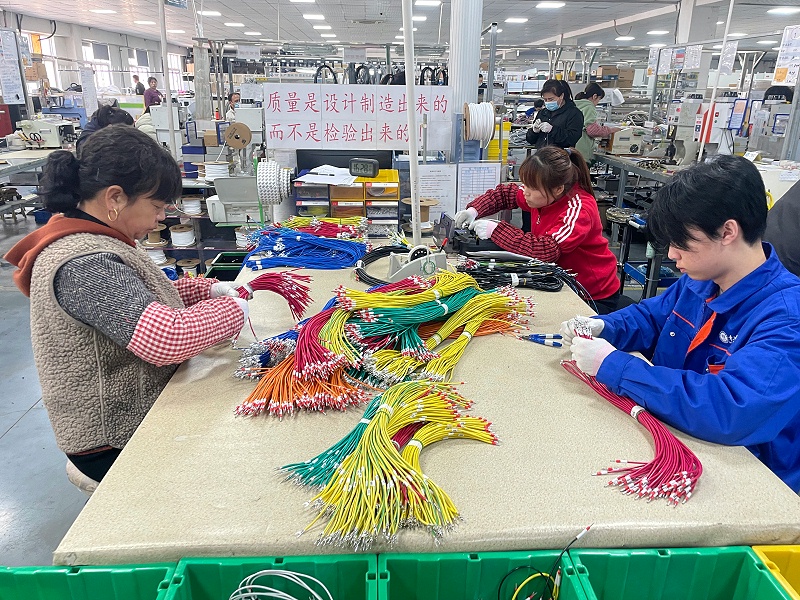 人工剝皮，壓接端子